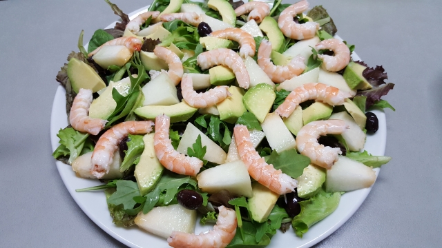 Ensalada verde con melón, aguacate y langostinos