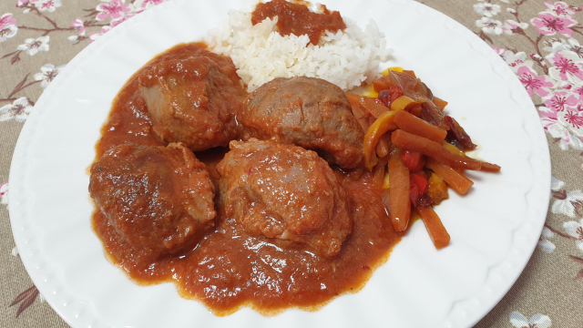 Carrilleras con salsa de tomate