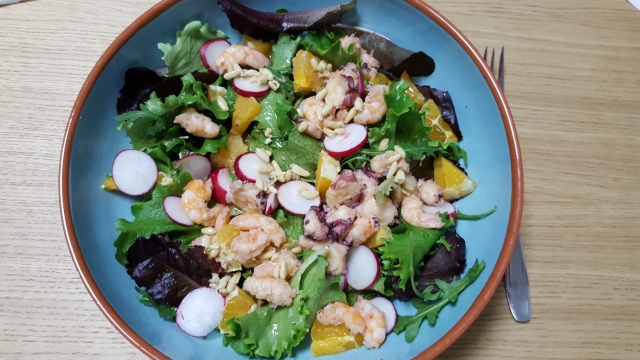 Ensalada templada con pulpo y langostinos