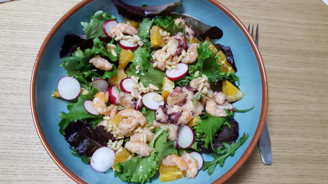 Ensalada templada con pulpo y langostinos