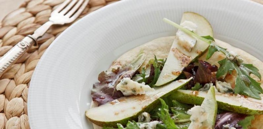 Ensalada amb nous, roquefort i vinagreta de xocolata blanca