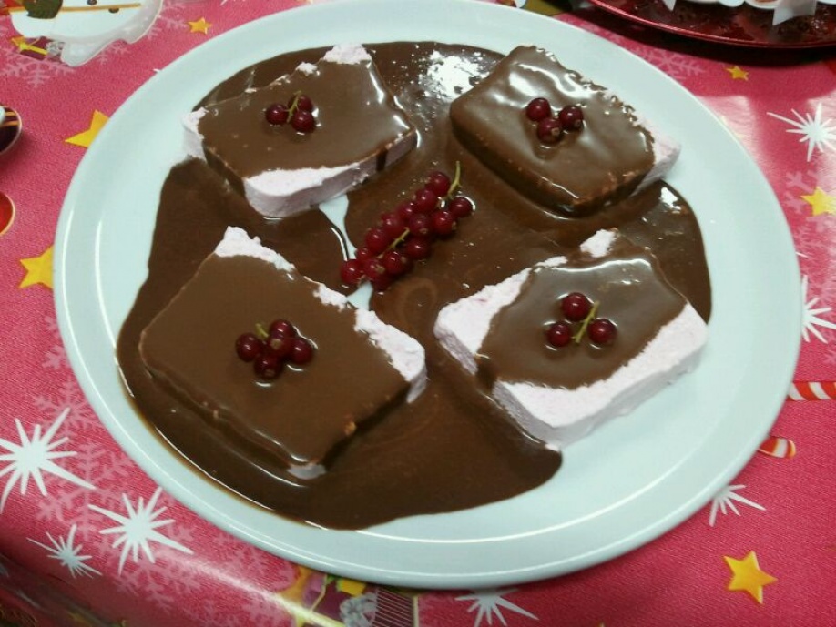 BISCUIT DE FRAMBUESA CON CHOCOLATE CALIENTE