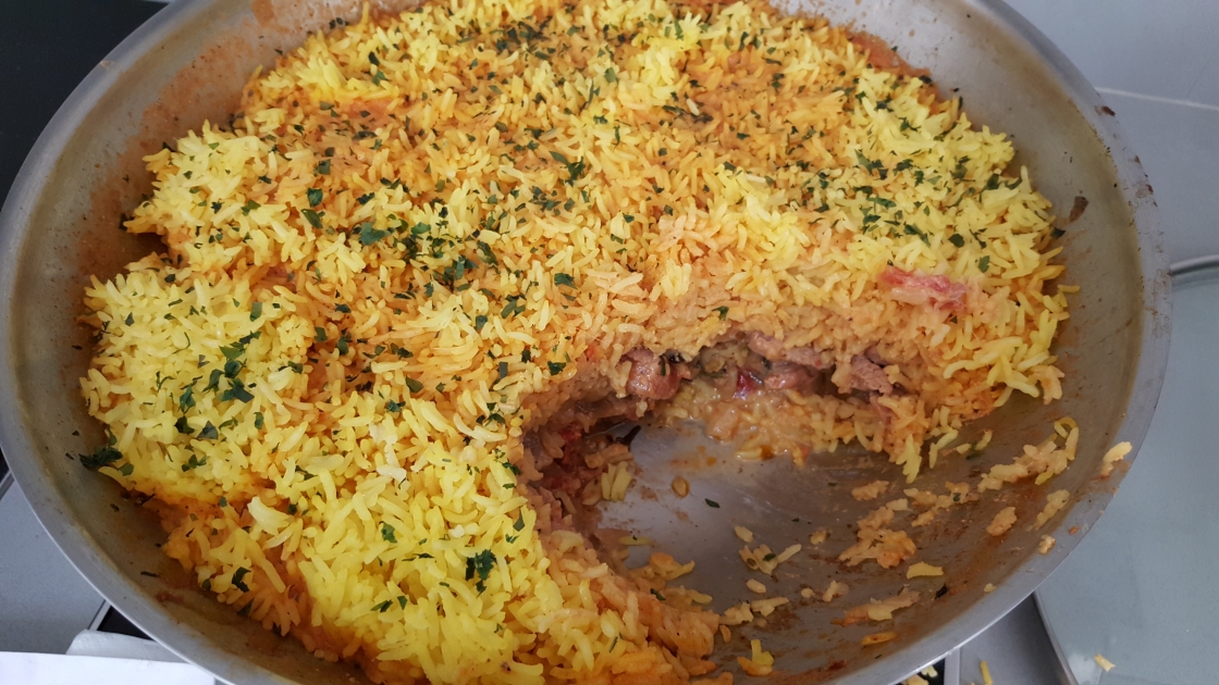Arroz biryani con pollo