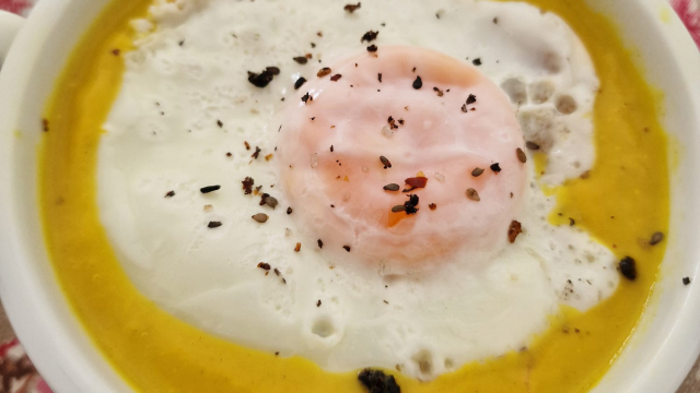 Crema de zanahoria y espárragos con almendras