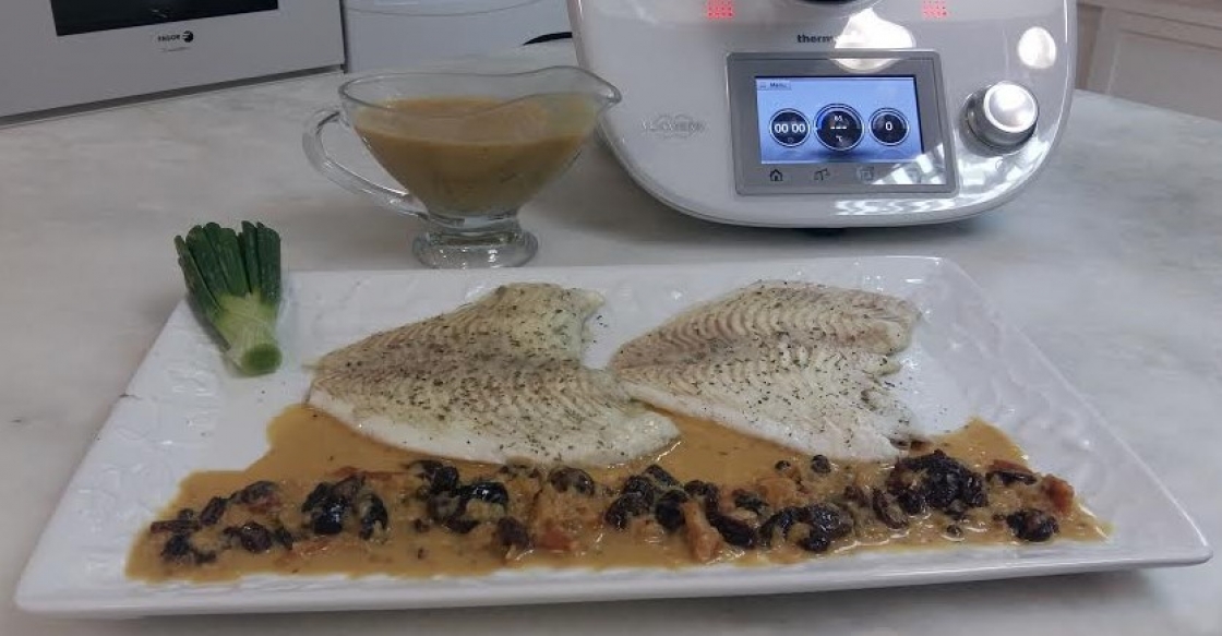 Rodaballo con salsa de vermut, bacon y pasas