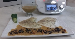 Rodaballo con salsa de vermut, bacon y pasas