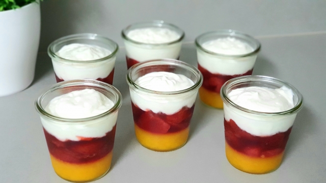 Copa de fresas al horno con mousse de yogur