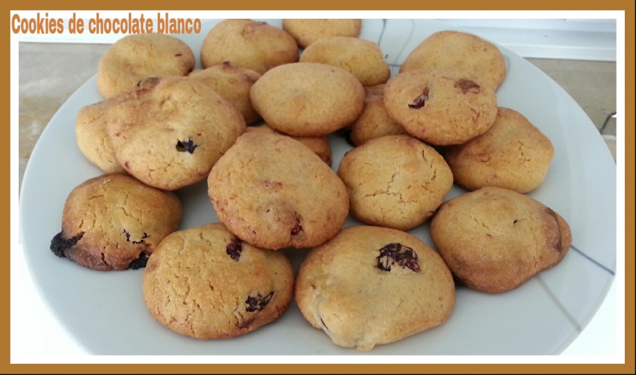 Cookies de chocolate blanco y arándanos