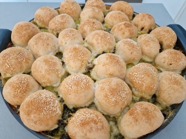 Bollitos de pan con queso y pesto