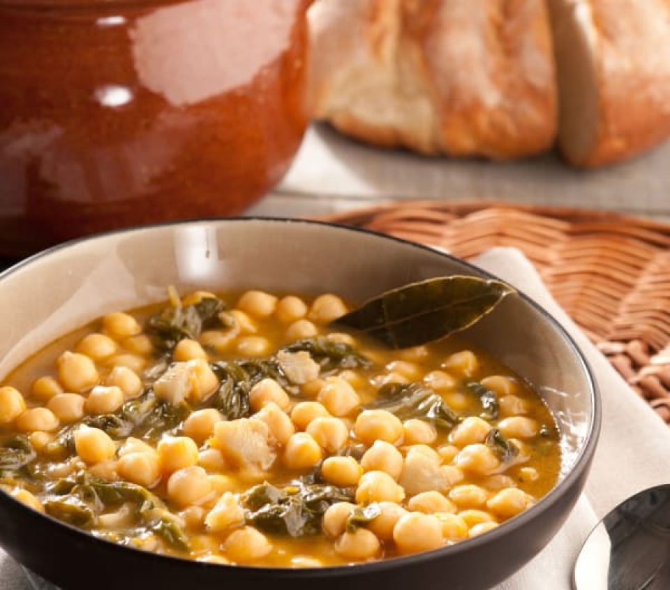 Garbanzos con bacalao y acelgas