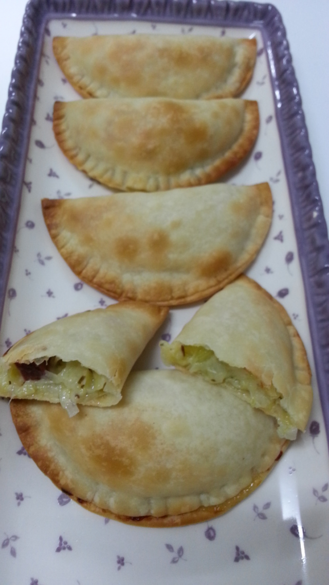 EMPANADILLAS DE PUERROS, QUESO Y ESPINACAS