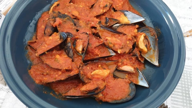 Mejillones a la marinera en salsa picante