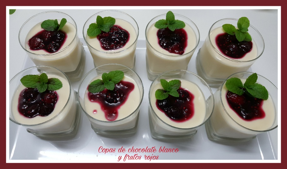 Copas de chocolate blanco y frutos rojos