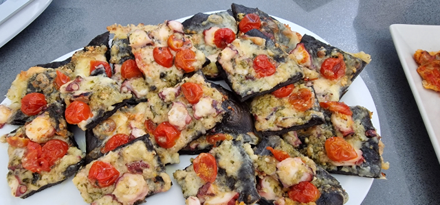 Pizza nero di sepia con pulpo y pesto de almendra