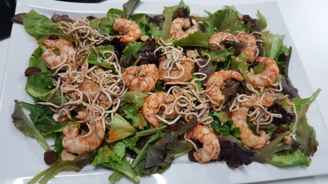 Ensalada templada de langostinos y gula con su vinagreta