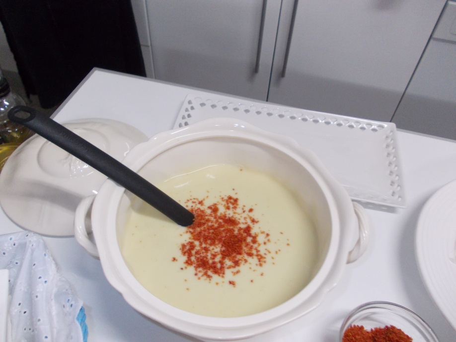 Crema de puerros y pera con jamón