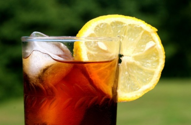 Té helado con frutas y canela