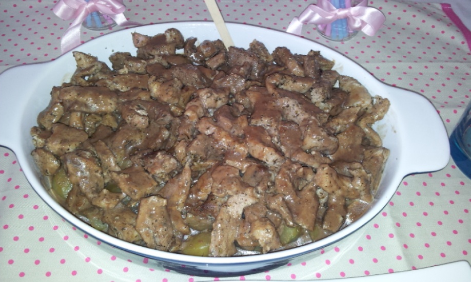 Secreto de cerdo con patatas vapor y salsa de frutos rojos