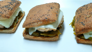 Bocadillos de solomillo ibérico con pimientos y queso brie