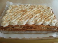 Tarta d&#039;hojaldre amb crema i merengue