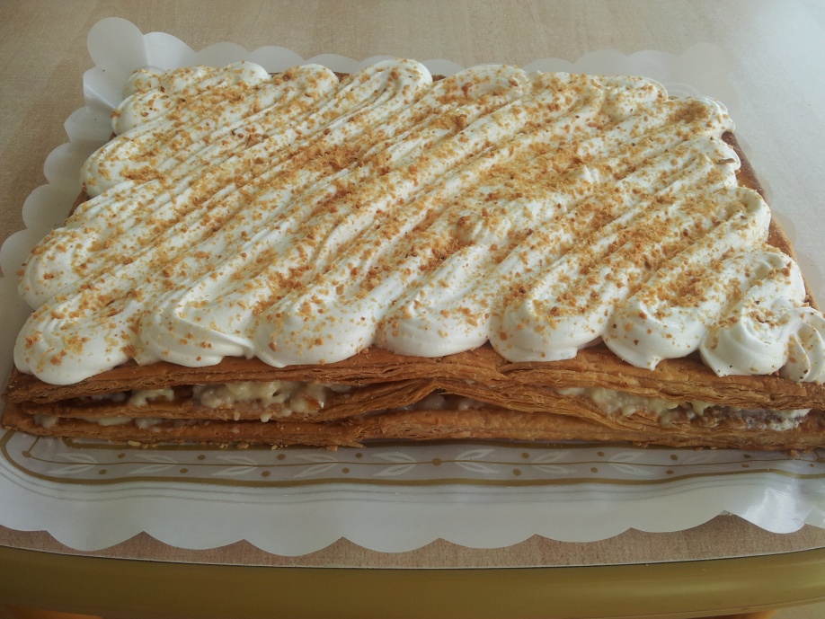 Tarta d&#039;hojaldre amb crema i merengue