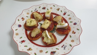 Canapé de sobrassada, berenjena frita y queso brie