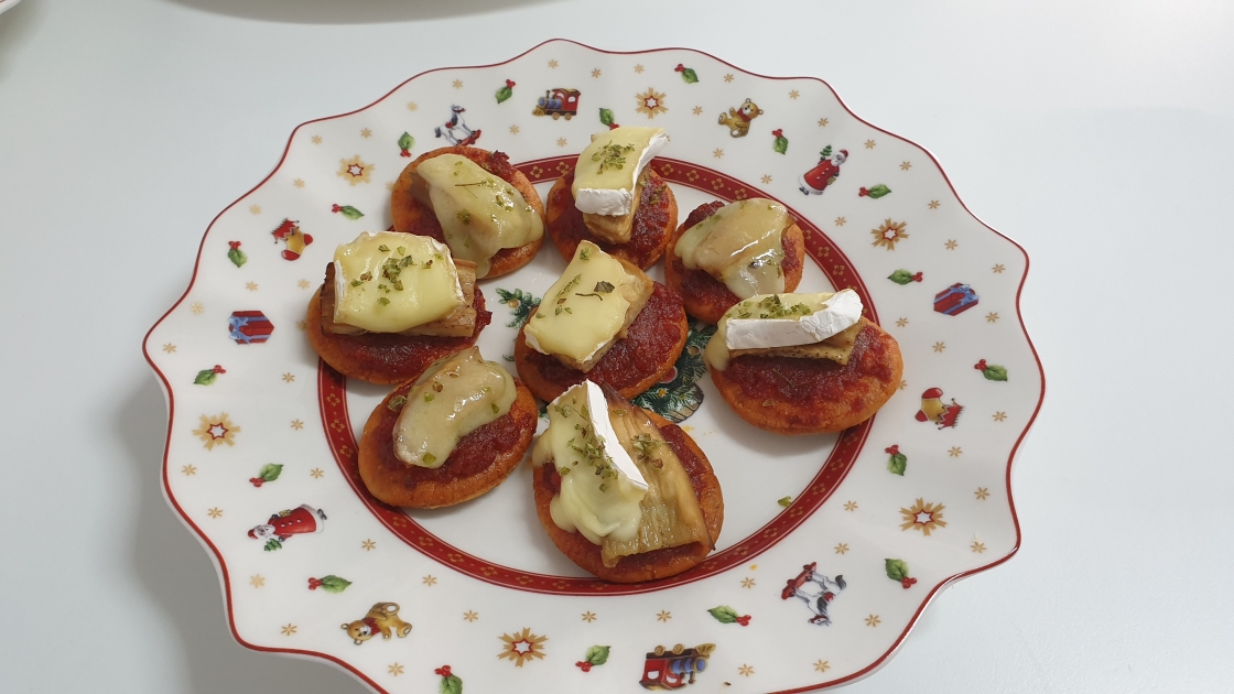 Canapé de sobrassada, berenjena frita y queso brie