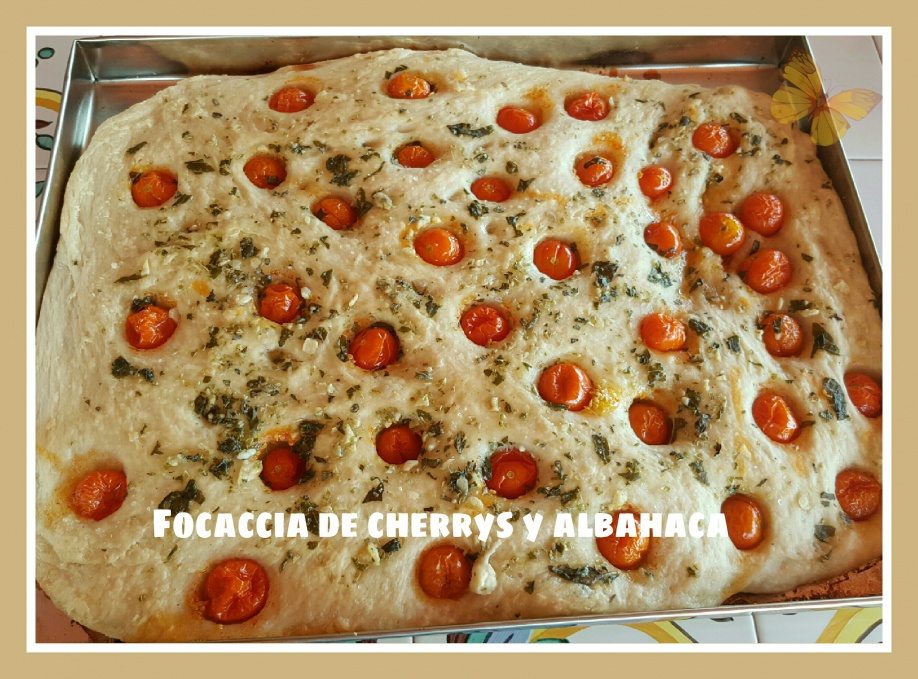 Focaccia de tomates cherry y albahaca