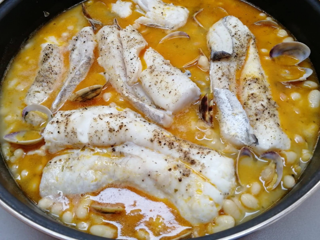 Judias blancas con almejas y merluza
