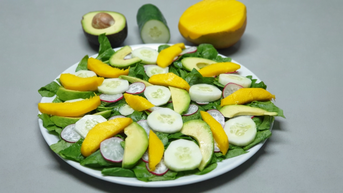 Ensalada cremosa de gambas con mango y pepino