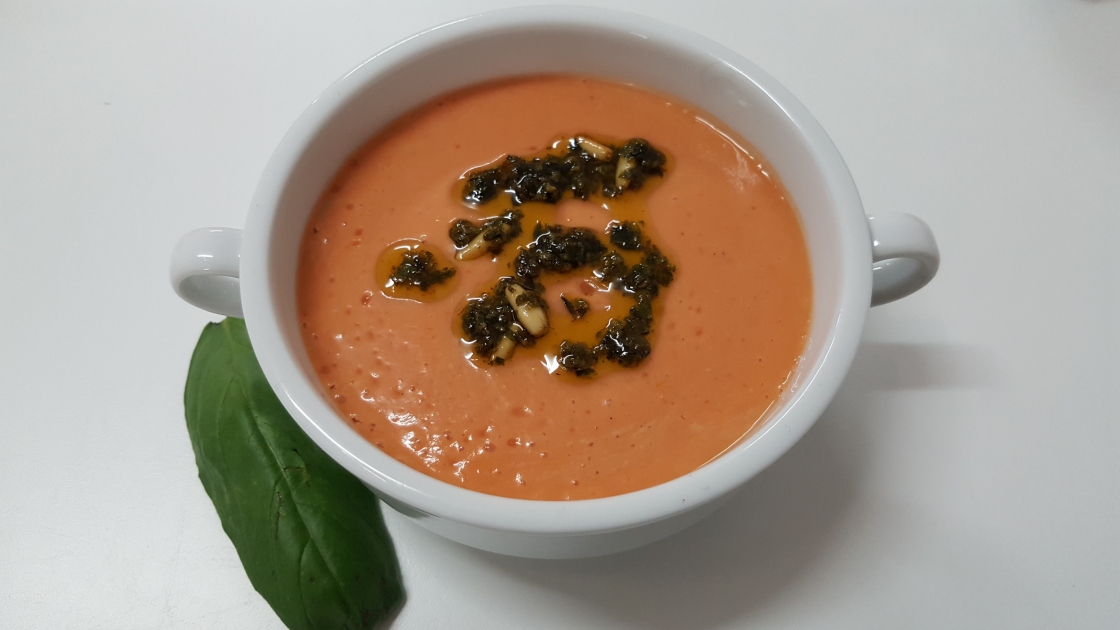 Crema fría de tomate y albahaca