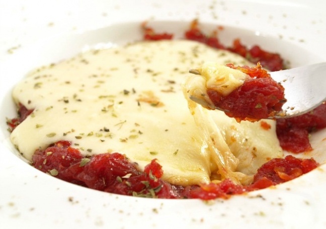 Tomate confitado con queso provolone