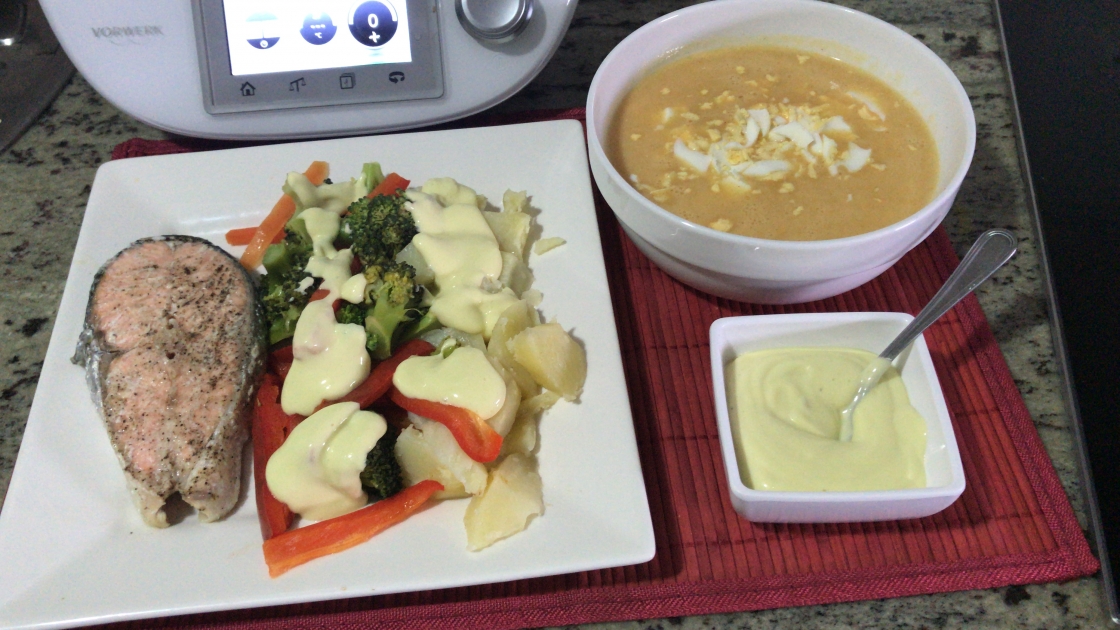 Menú completo: crema de zanahoria y patata, salmón al vapor con verdura