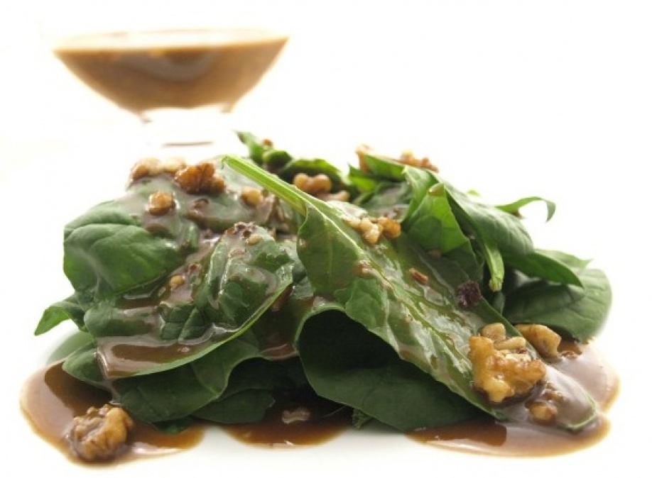 Ensalada de espinacas con salsa templada