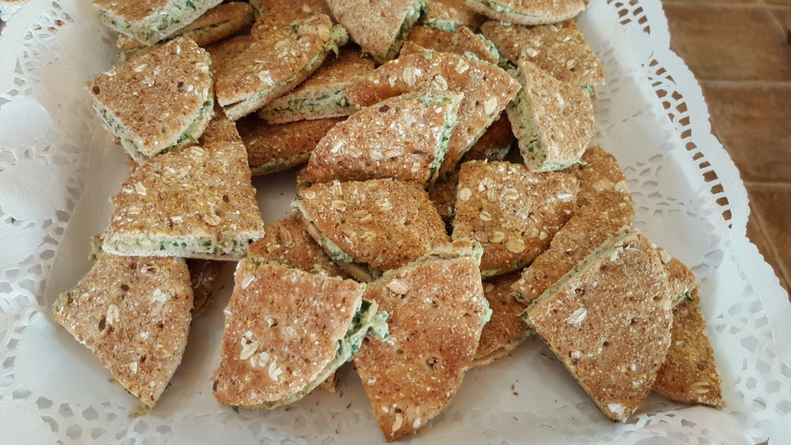 Bocaditos rellenos de rúcula, roquefort y nueces