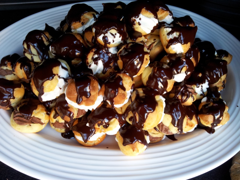PROFITEROLES DE NATA CON CHOCOLATE CALIENTE