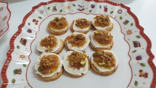 Canapé de queso de cabra con compota de mango y granola