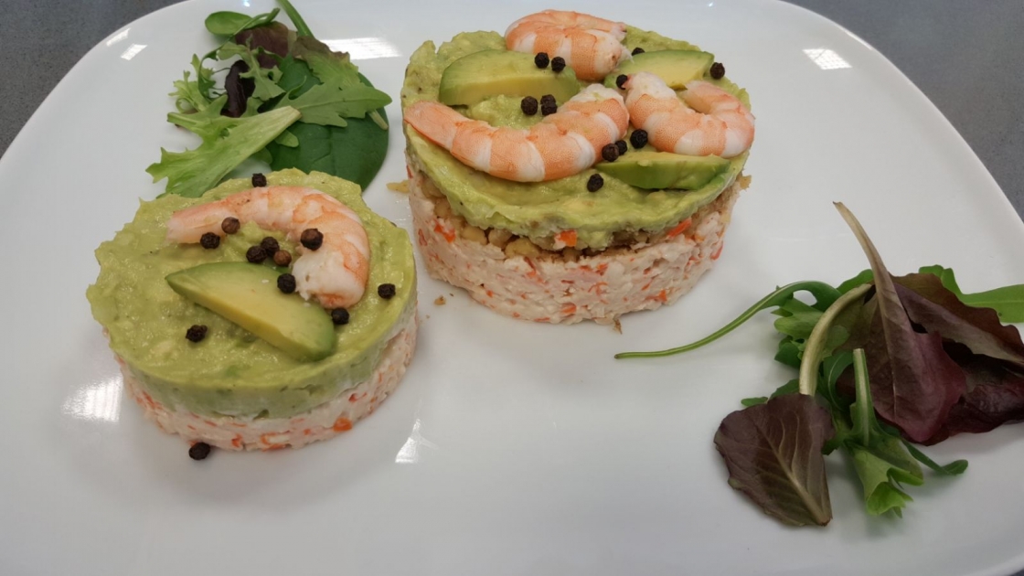 Tartar de palitos de cangrejo, langostinos y aguacate
