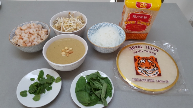 Rollitos vietnamitas con salsa de cacahuete