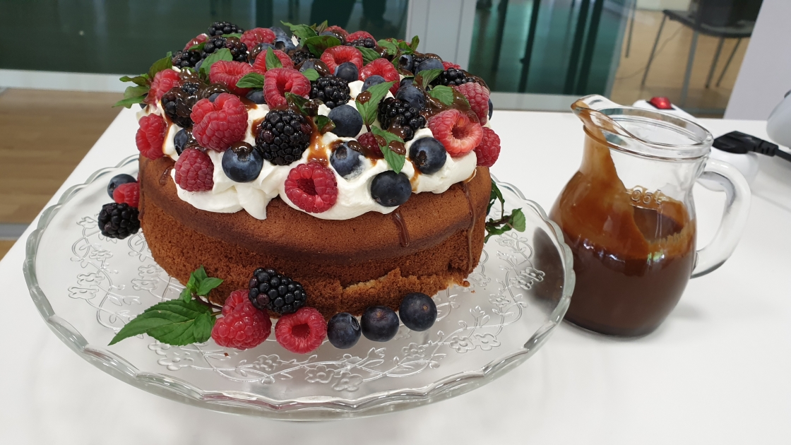 Bizcocho de caramelo con frutas y salsa de caramelo