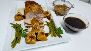 Lomo de cerdo con salsa de chalotas y guarnición de judias y manzana