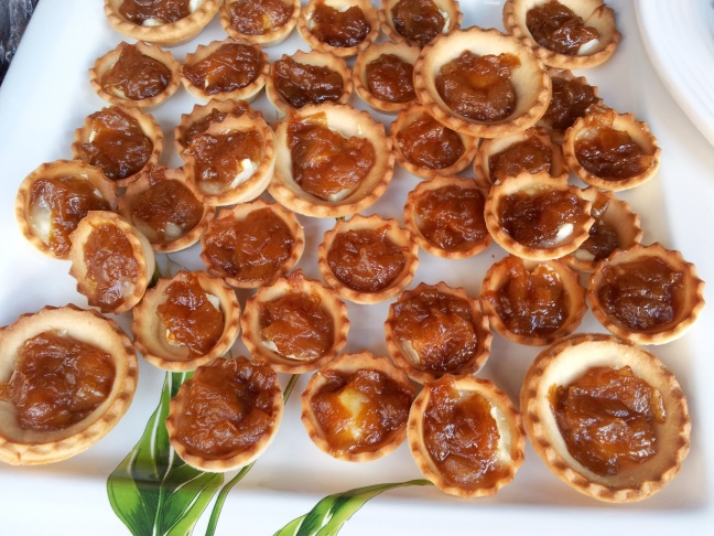 Tartaletas de queso de cabra con cebolla caramelizada