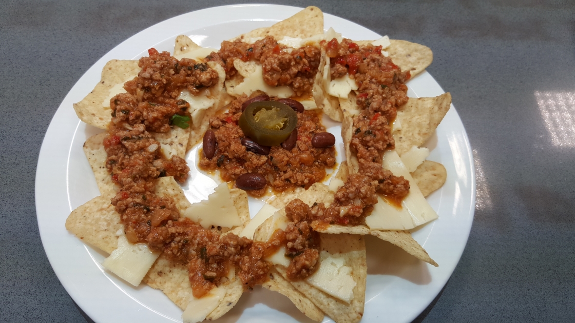 Nachos con chili con carne y queso