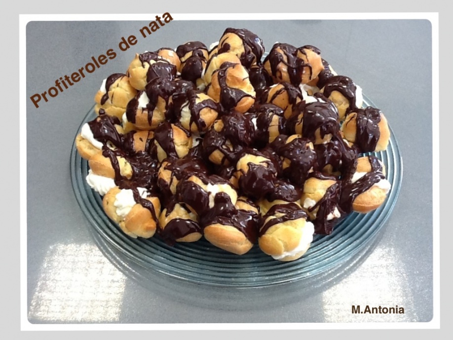 PROFITEROLES CON CHOCOLATE CALIENTE