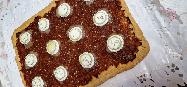 Coca de ceba amb formatge de cabra