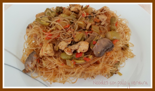 Noodles de pollo espárragos y pimiento