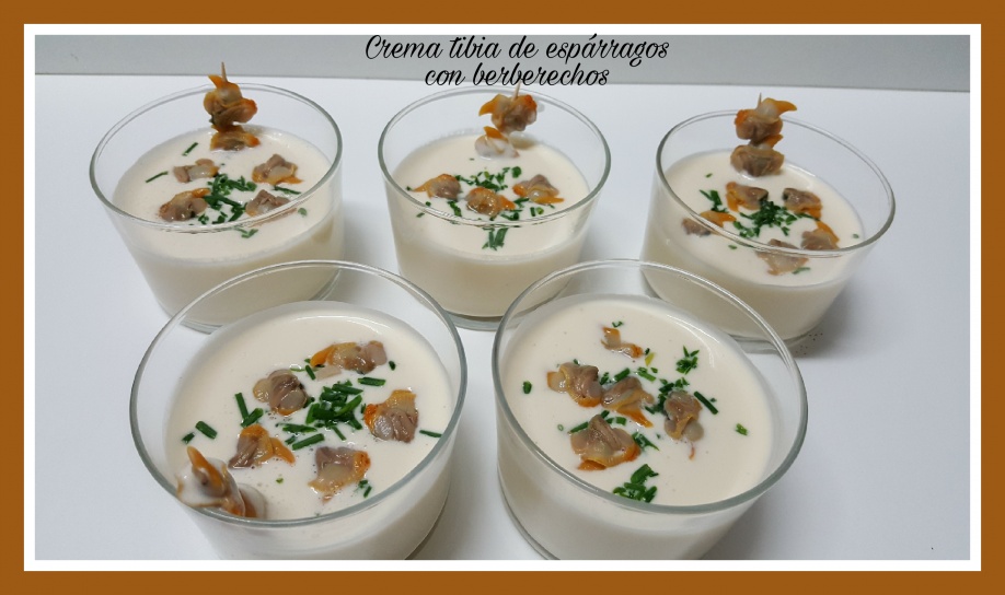 Crema tibia de espárragos con berberechos