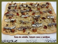 COCA DE CEBOLLA TOMATE SECO Y SARDINAS