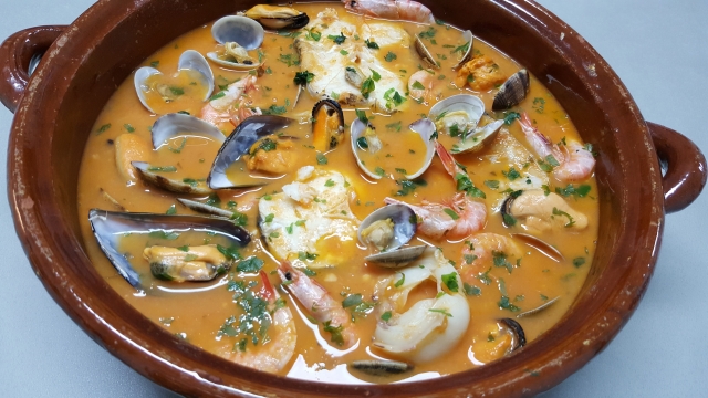 Zarzuela de pescado y marisco (caldillo romañolo)