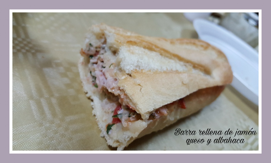 Barra rellena de jamón, queso y albahaca